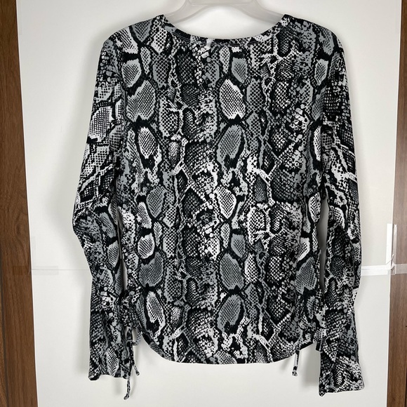 Snakeskin Print Long Sleeves Ruchet Sides Top junior’s Size XXXL (21) - Picture 5 of 10